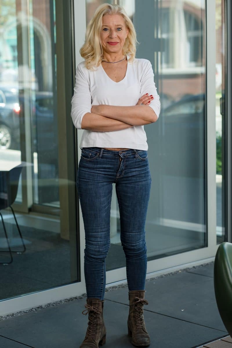 Businessfoto Frau stehend an einer Wand