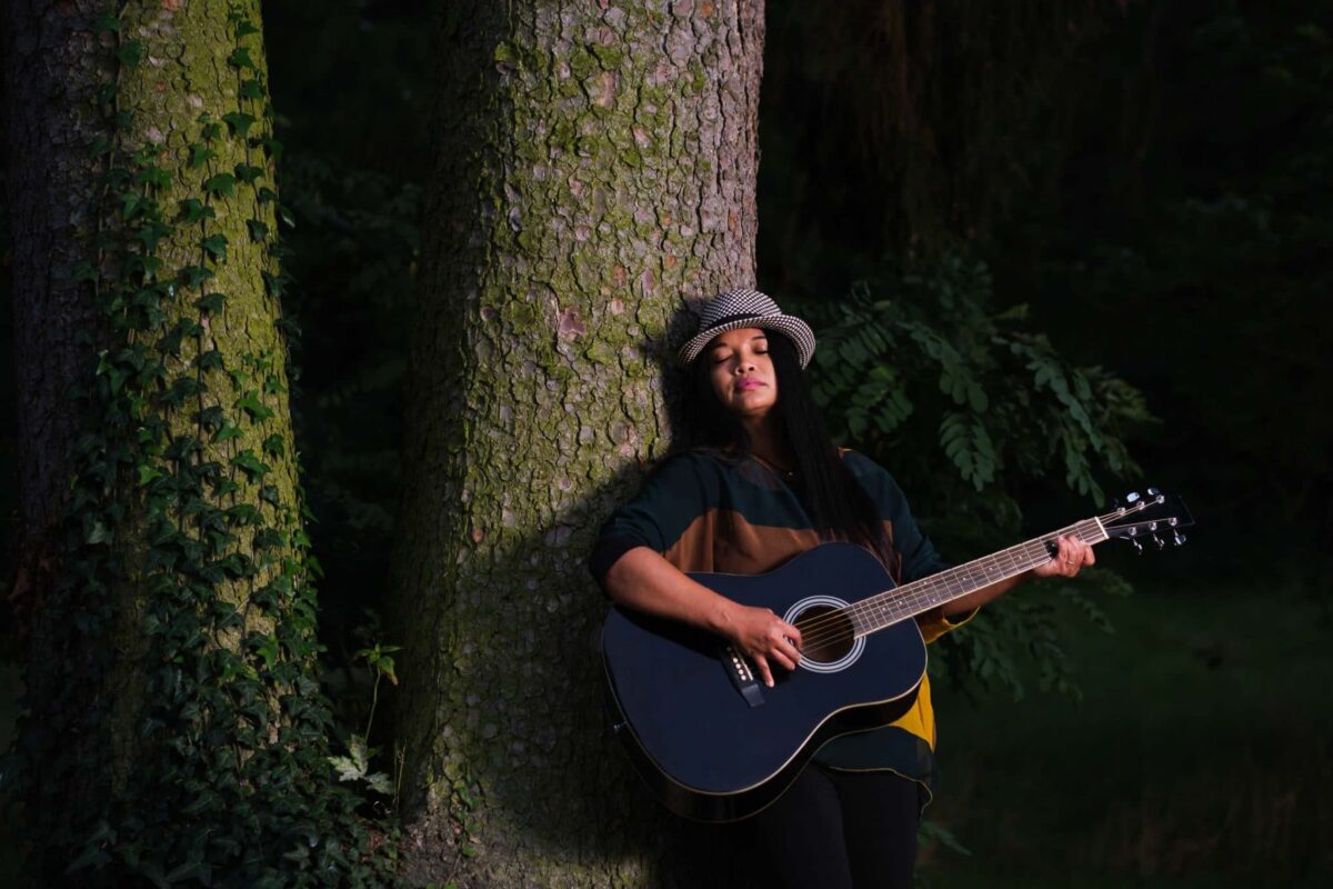 Fotografie Songwriter mit Fairy am Baum gelehnt