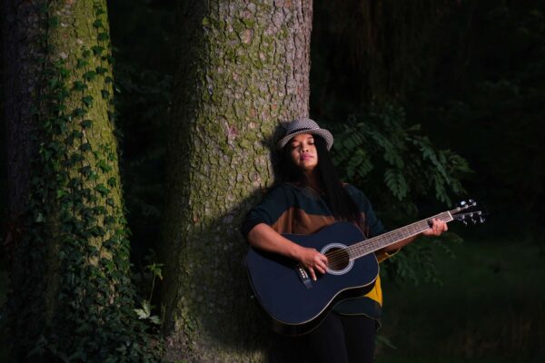 Fotografie Songwriter mit Fairy am Baum gelehnt