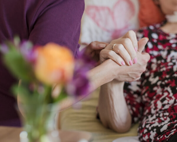 Zwei Hände Jung und Alt in der Pflege